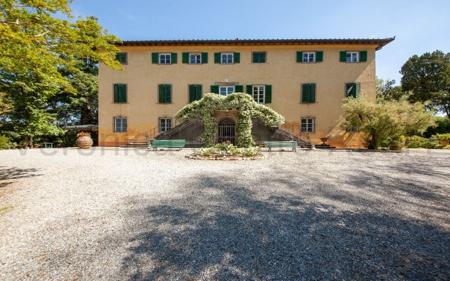 Villa Storica con ampio Parco