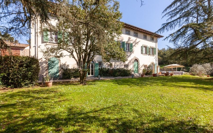 Dimora con piscina nella Campagna di Lucca