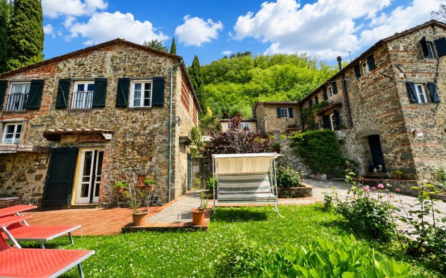 Borgo in pietra con piscina
