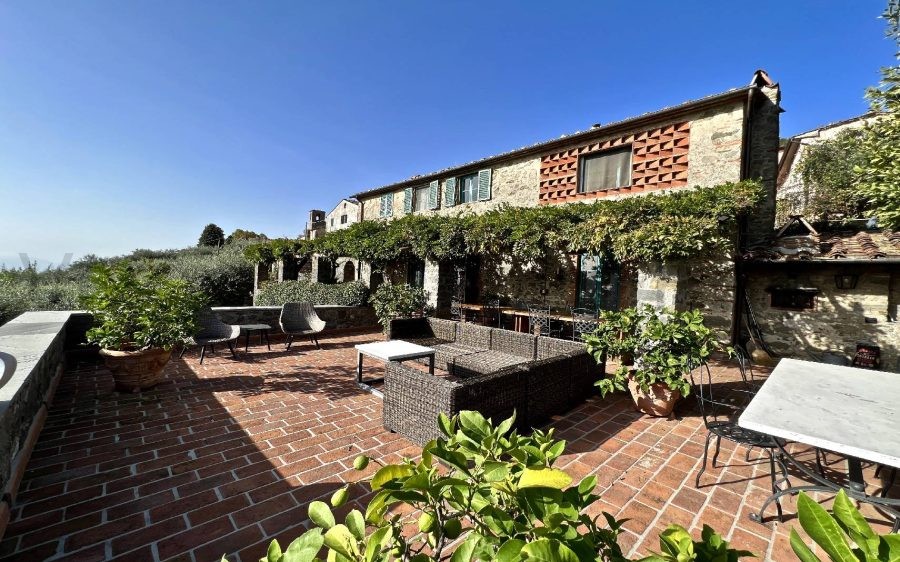 Casale con Piscina sulle Colline