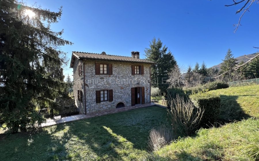Casale con Piscina in Collina