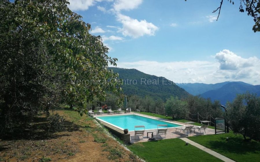 Casale con Piscina in Collina