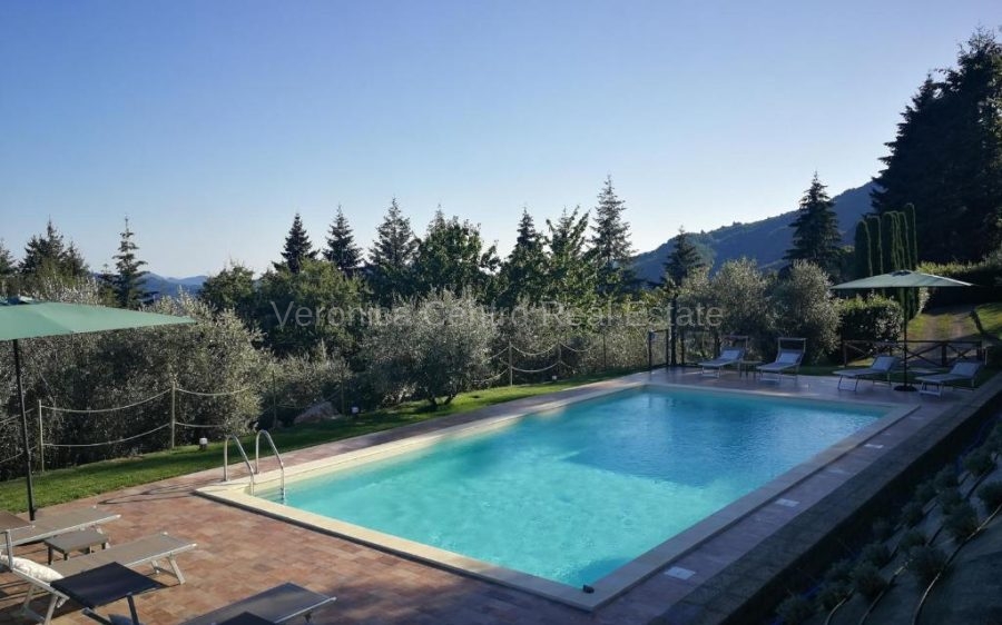 Casale con Piscina in Collina