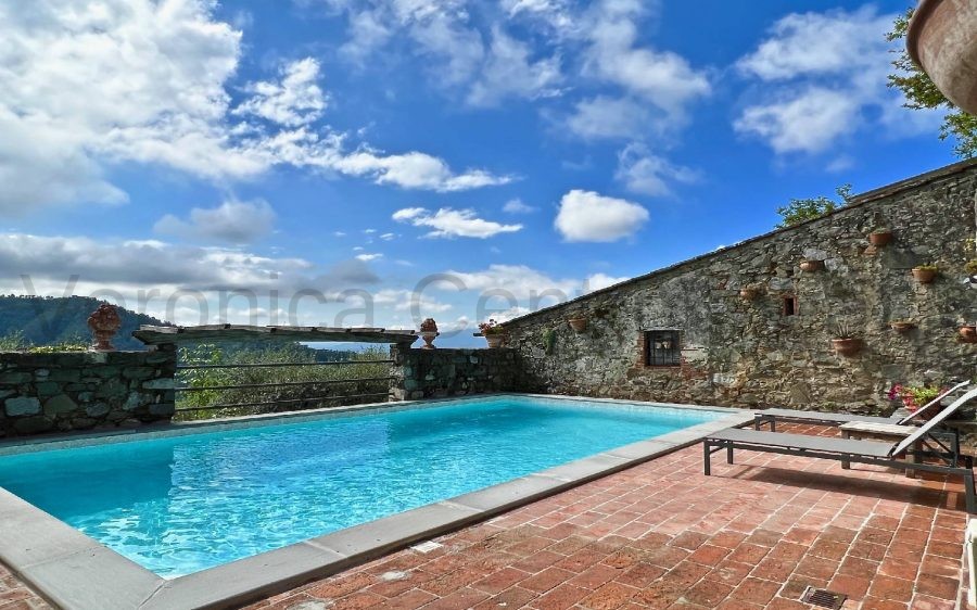 Casale con Piscina sulle Colline