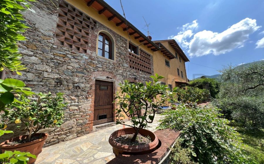 Casa Colonica con due appartamenti