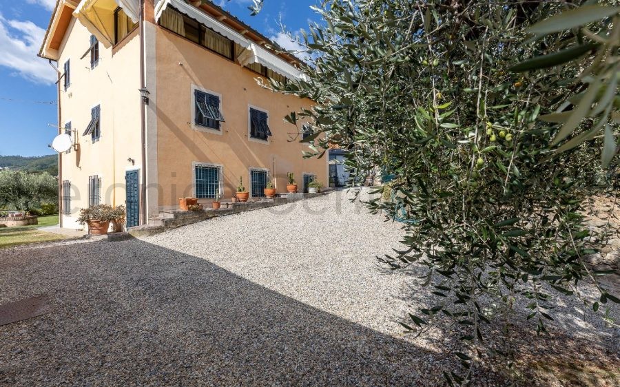 Casale Ristrutturato con Fienile e Piscina