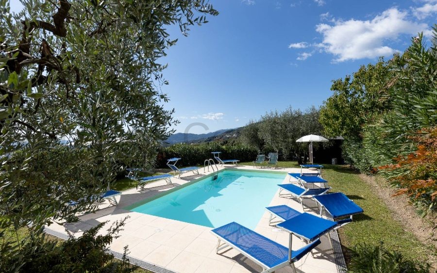 Casale Ristrutturato con Fienile e Piscina