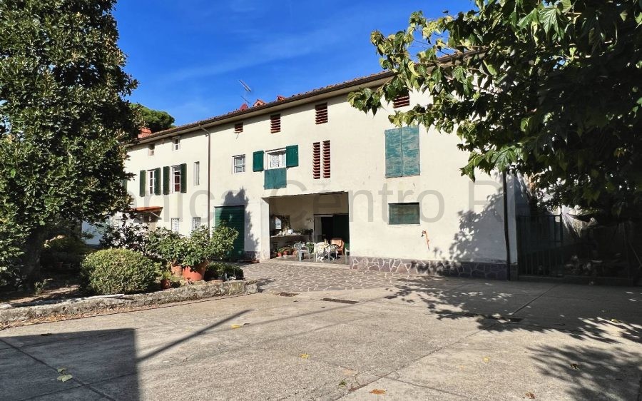Casale nella campagna lucchese