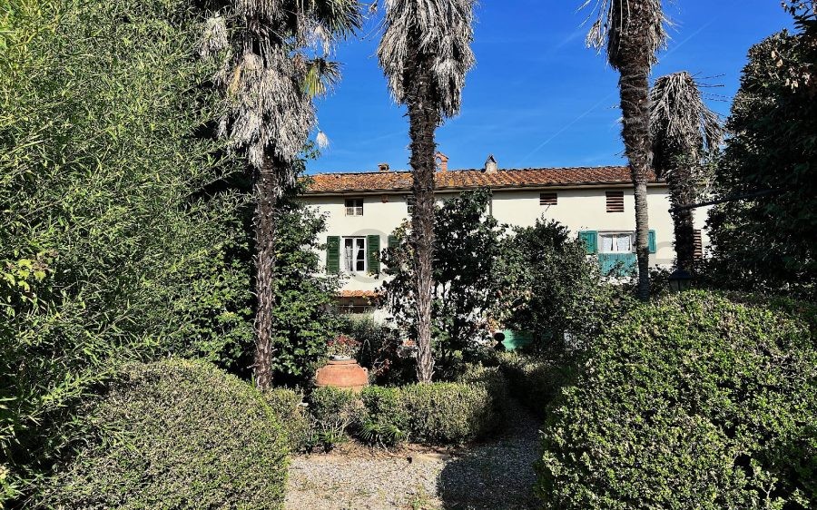 Casale nella campagna lucchese