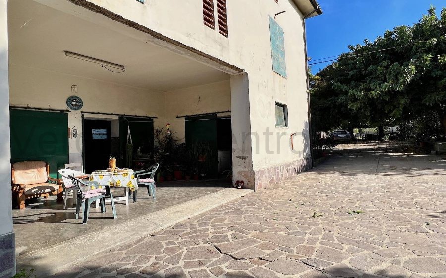 Casale nella campagna lucchese