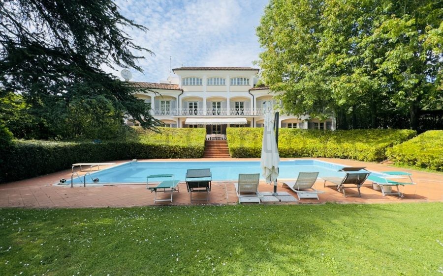 Villa con Piscina sulle Colline di Lucca