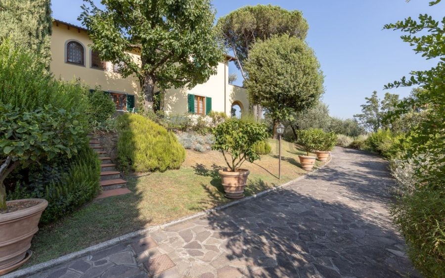 Villa con Piscina nella Campagna Lucchese