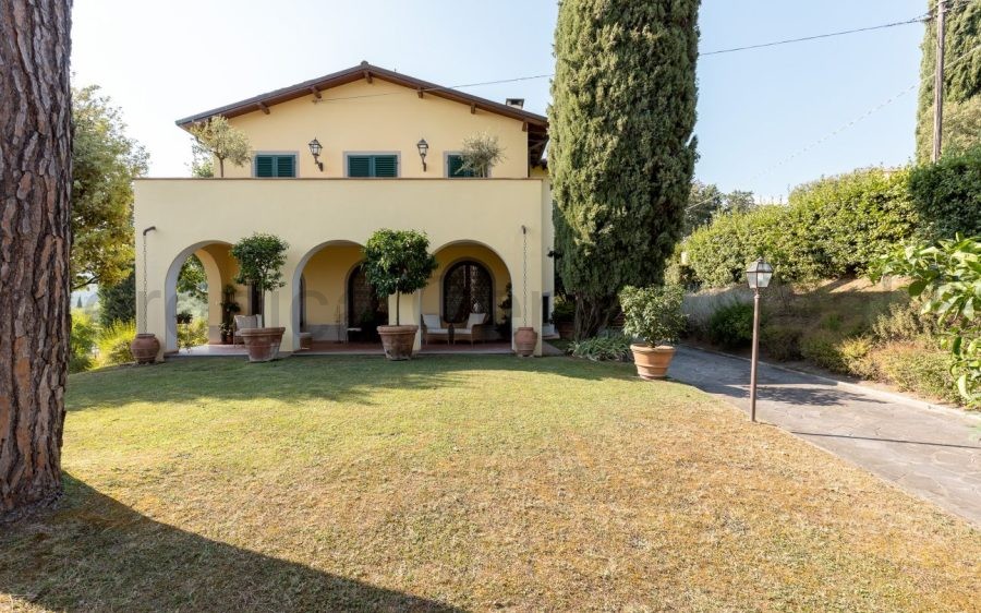 Villa con Piscina nella Campagna Lucchese