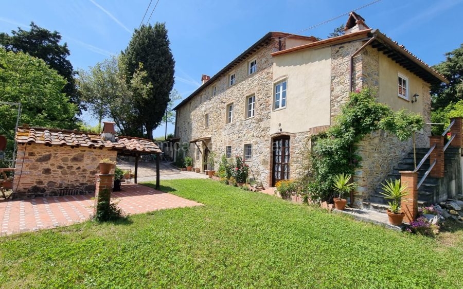 Splendido Casale in pietra sulle Colline di Lucca