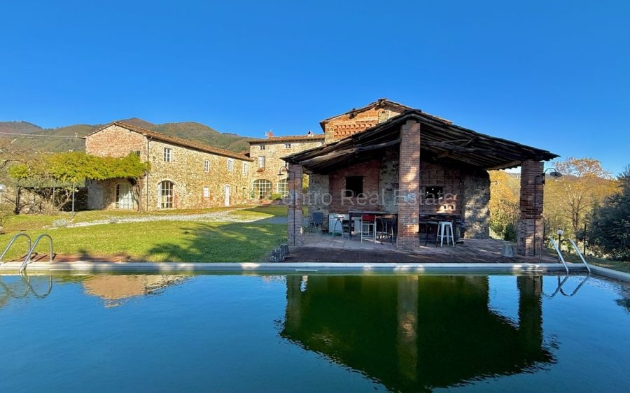 Affascinante Casale in pietra con Piscina