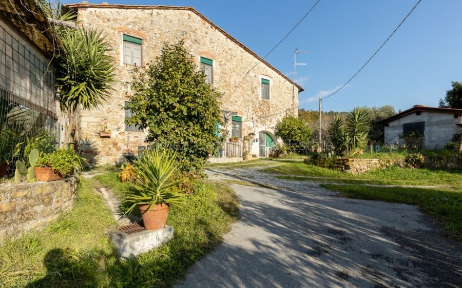 Casale in pietra sulle Colline Lucchesi