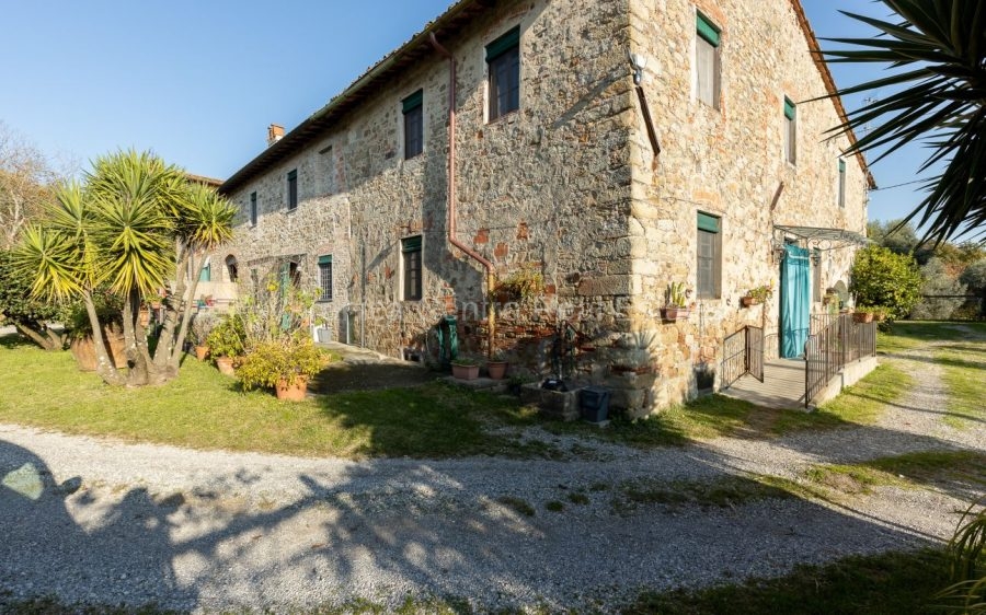 Casale in pietra sulle Colline Lucchesi