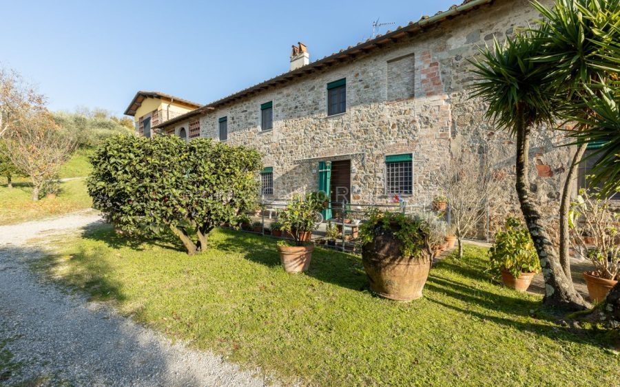 Casale in pietra sulle Colline Lucchesi