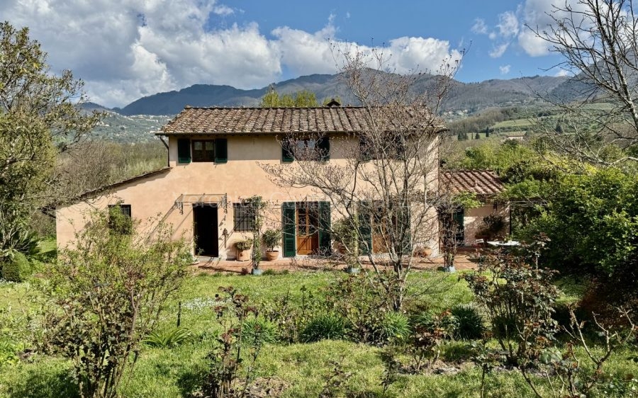 Affascinante casale con ampio giardino
