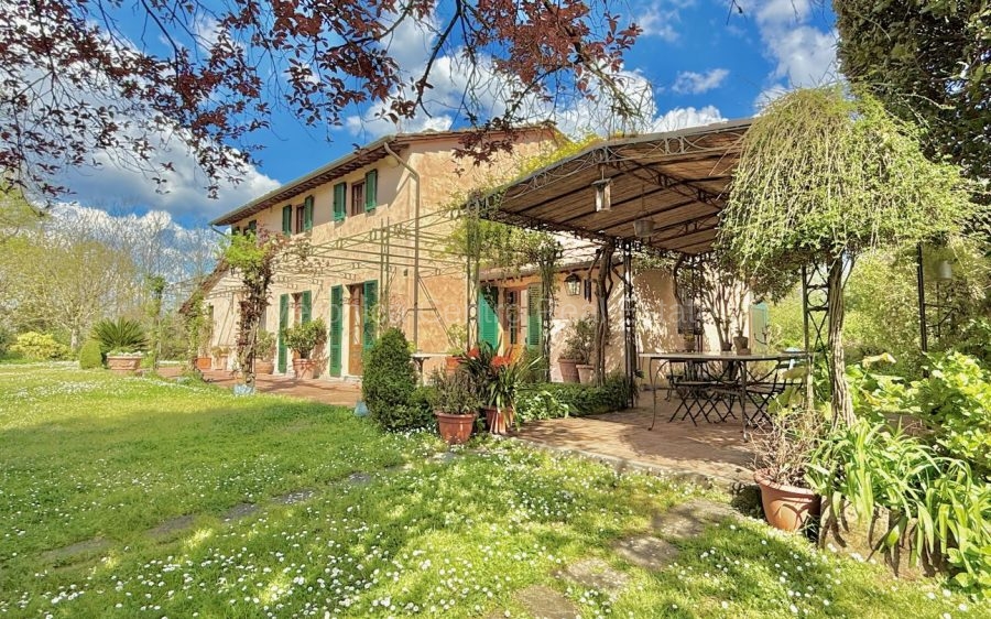 Affascinante casale con ampio giardino