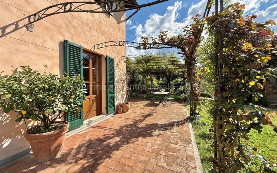 Affascinante casale con ampio giardino