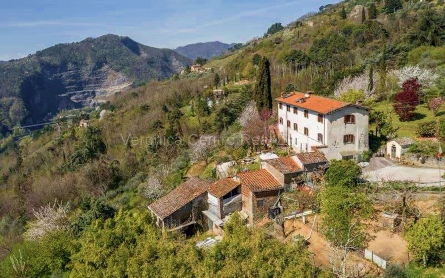 Casale panoramico tra le Colline Lucchesi