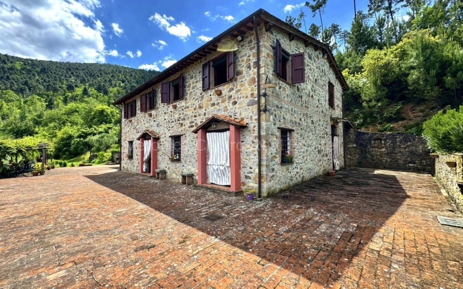 Casale tra boschi nel cuore segreto della Toscana