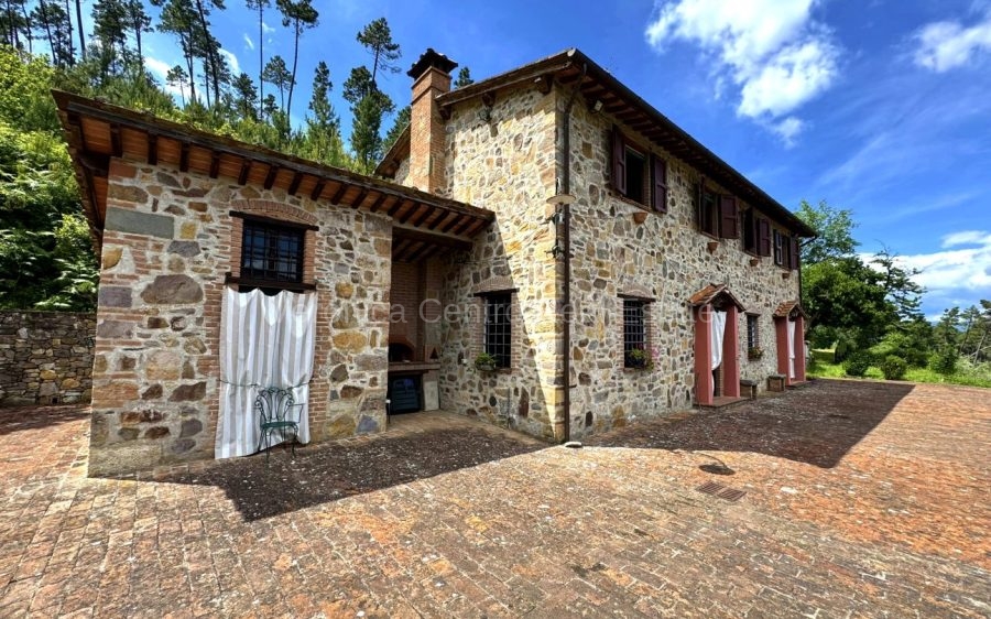 Casale tra boschi nel cuore segreto della Toscana