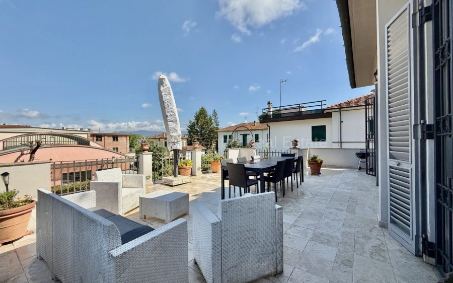 Fascinosa villa primi ‘900 di fronte alle mura di Lucca