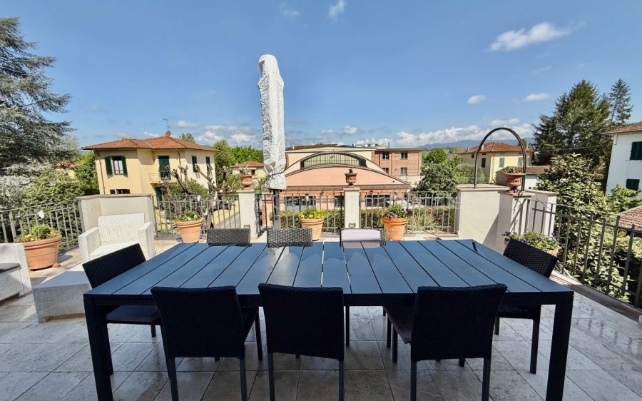 Fascinosa villa primi ‘900 di fronte alle mura di Lucca