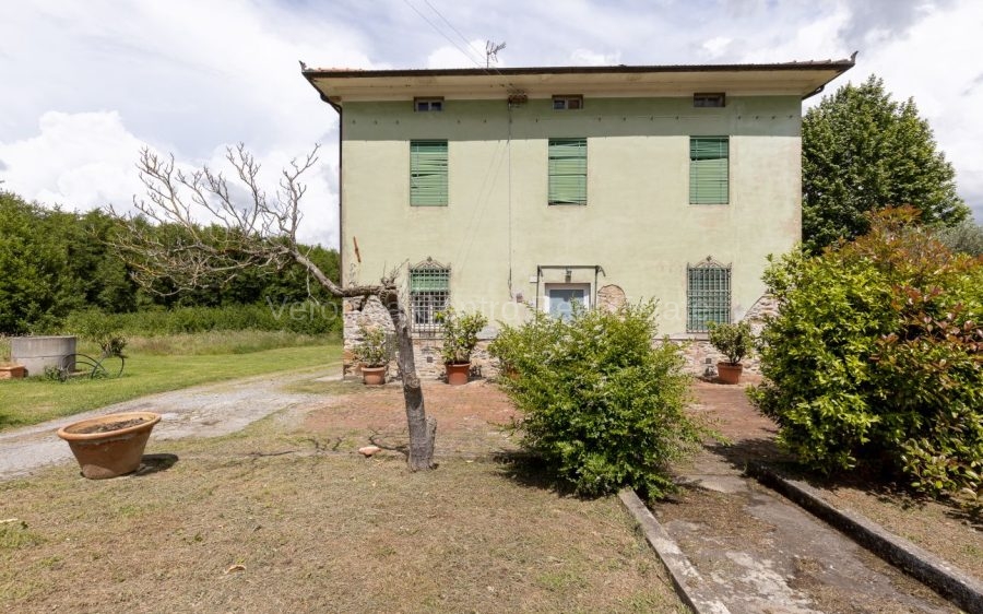 Casa di Campagna con Fienile e Terreno Pianeggiante