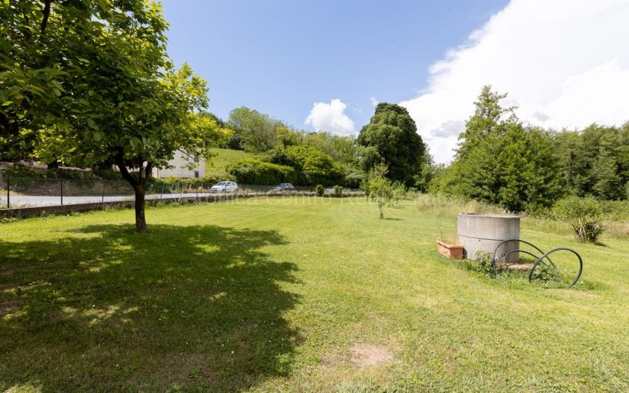 Casa di Campagna con Fienile e Terreno Pianeggiante