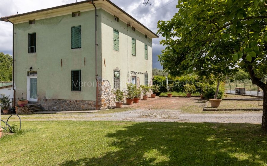 Casa di Campagna con Fienile e Terreno Pianeggiante