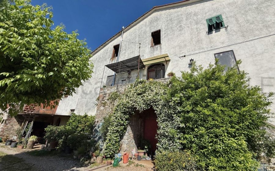 Porzione di Colonica con Vista Mozzafiato – Colline Lucchesi