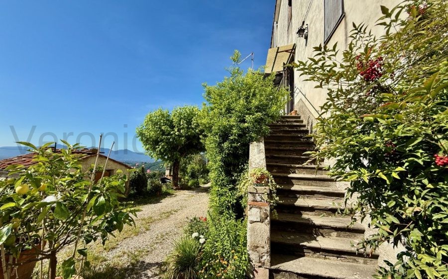 Porzione di Colonica con Vista Mozzafiato – Colline Lucchesi