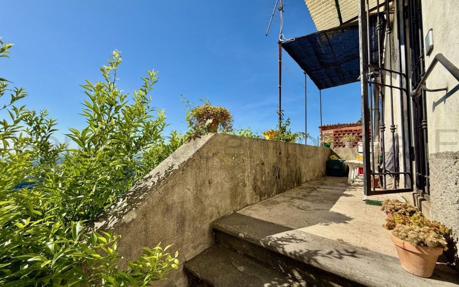 Porzione di Colonica con Vista Mozzafiato – Colline Lucchesi
