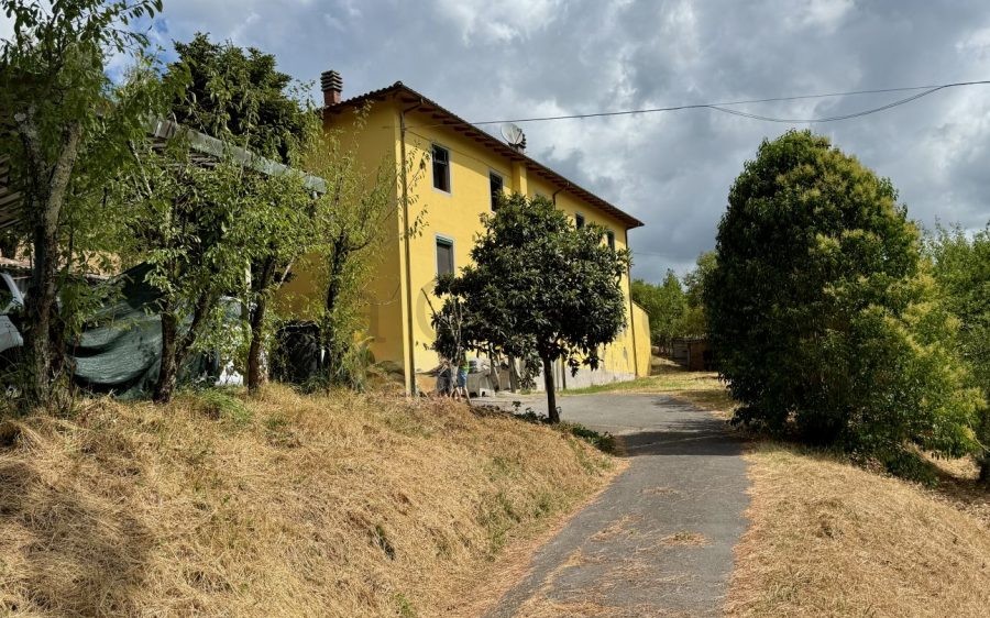 Tipico casale lucchese con fienile