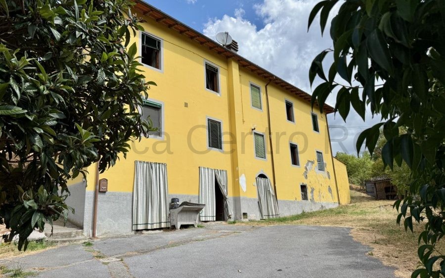 Tipico casale lucchese con fienile