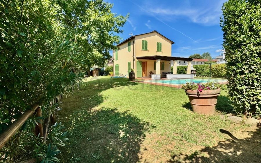 NOSTRA ESCLUSIVA: Villetta singola in un’oasi di pace con piscina e giardino
