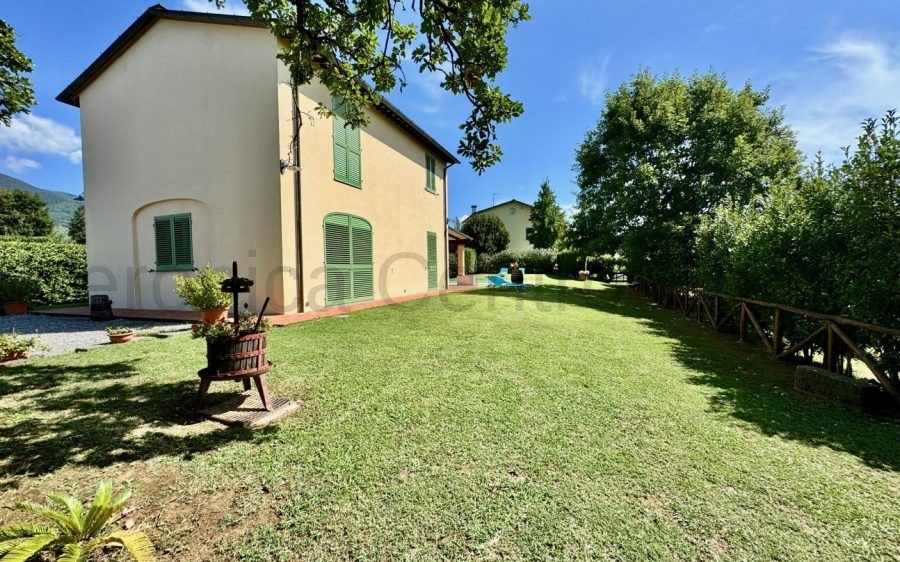 NOSTRA ESCLUSIVA: Villetta singola in un’oasi di pace con piscina e giardino