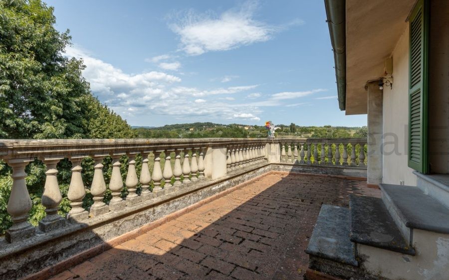 Villa liberty con appartamenti, fabbricato al grezzo e maneggio