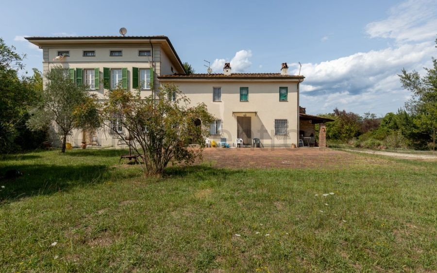 Villa liberty con appartamenti, fabbricato al grezzo e maneggio