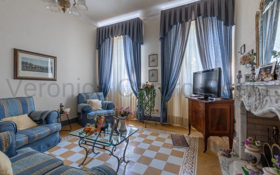 Villa liberty con appartamenti, fabbricato al grezzo e maneggio