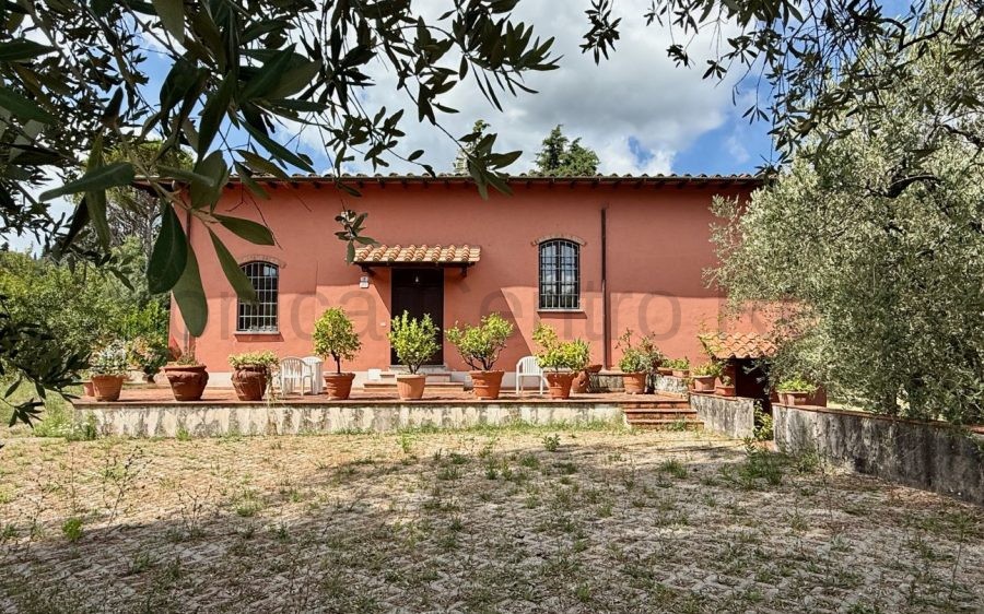Villa con vista panoramica, circondata da vigneto e oliveto sulle colline lucchesi