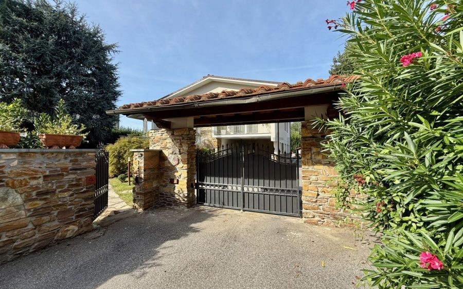 Splendida villa con giardino privato di 1.400 mq e comfort moderni