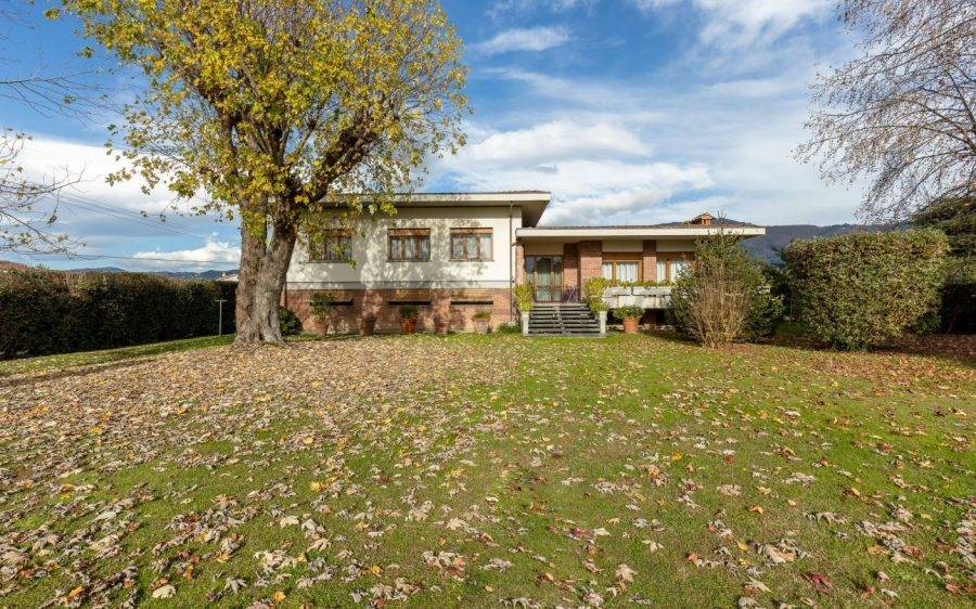 Elegante villa singola con grande giardino in zona residenziale