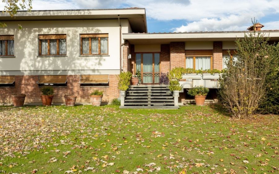 Elegante villa singola con grande giardino in zona residenziale