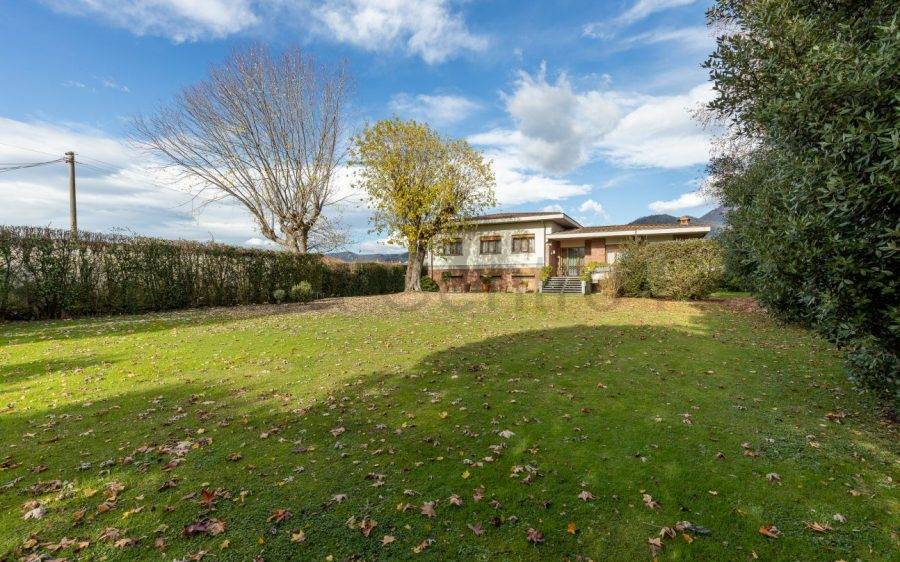 Elegante villa singola con grande giardino in zona residenziale