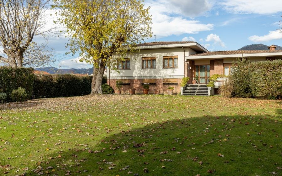 Elegante villa singola con grande giardino in zona residenziale