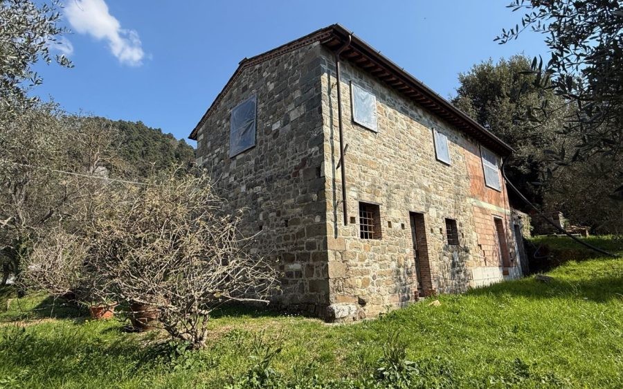 Rustico in pietra con anima Toscana e vista aperta sulle colline